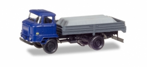 IFA L 60 Pritschen-LKW mit Ladung unter Plane