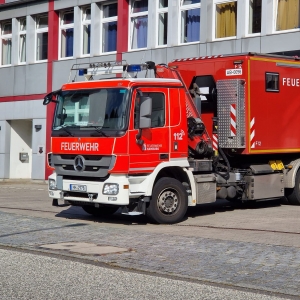 BF Hamburg WLF MB Actros 08 neues Design, Leuchtrot geplottet, UV Druck, Basis Herpa
